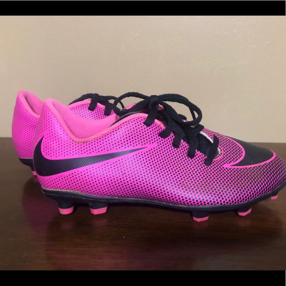 Girls Pink Nike Cleats size 2.5. Great condition!